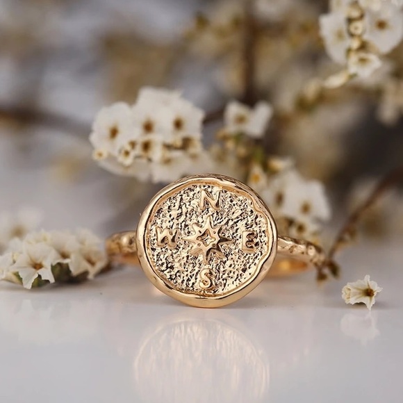 17KM | Vintage Dainty Gold Coin Compass Ring - Picture 4 of 8